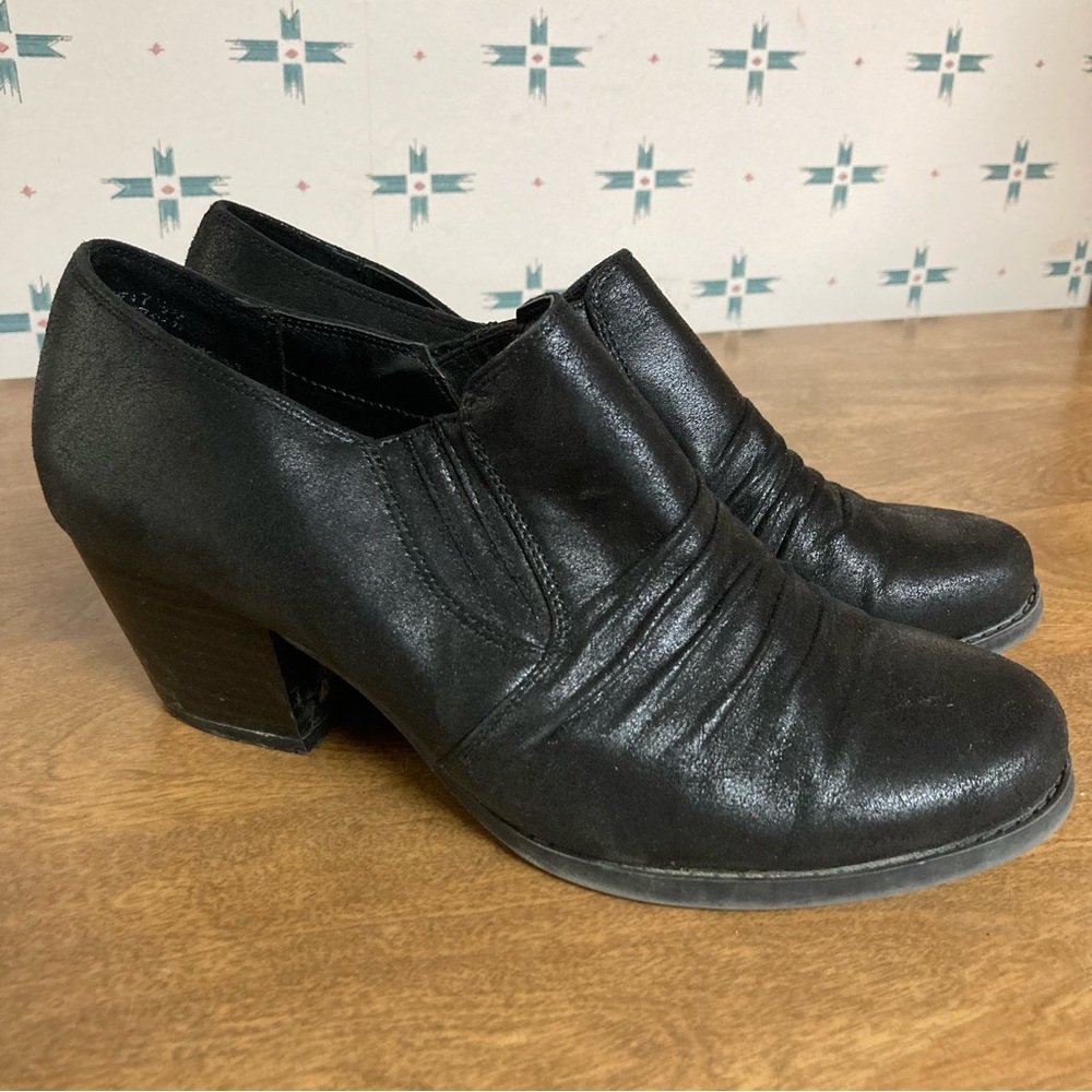 Yuu Ranchen Black Faux Suede Booties 7.5